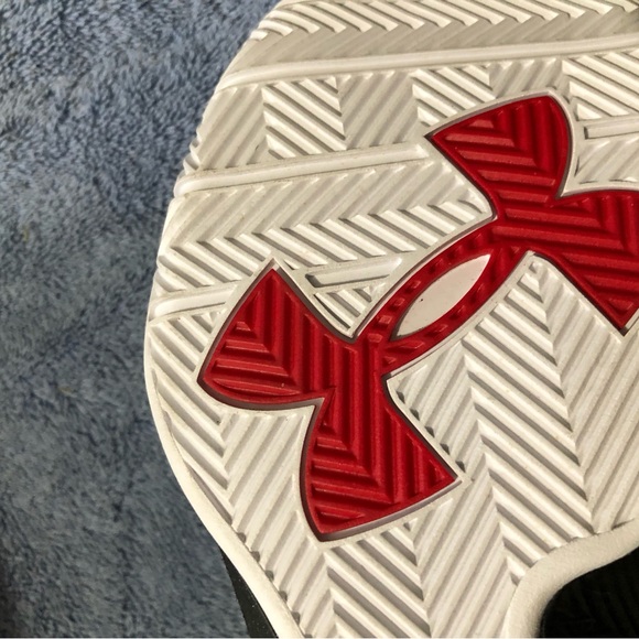 Men’s Under Armour Clutch 2 Shoes. Black / White. Size 9 Men’s. Never Worn - Picture 5 of 10